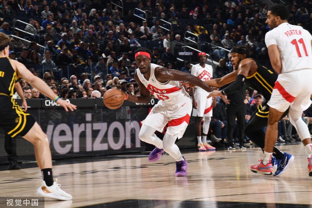 在场上肩负 在场上肩负