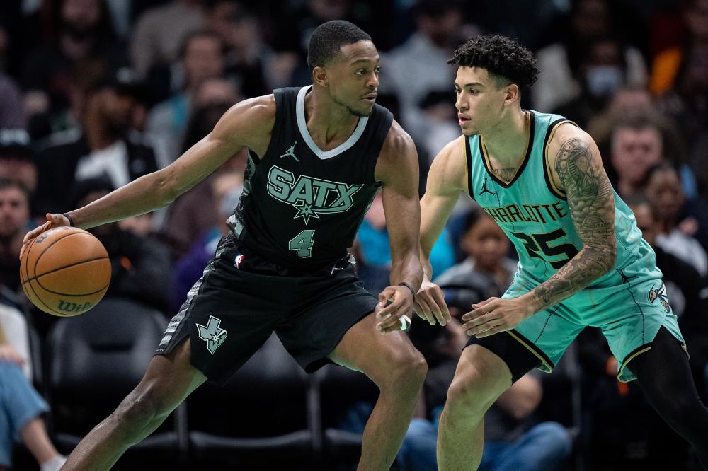 东契奇45分难阻湖人败公鹿 紫金军团苦吞三连败.